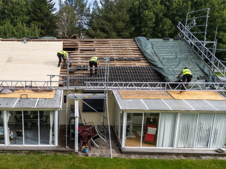 Takläggning Skövde Under Arbetet